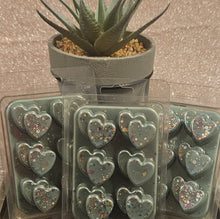 Load image into Gallery viewer, Christmas Elf Scented Wax Melt - Double Heart Clamshell