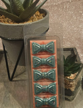 Load image into Gallery viewer, Festive Getaway Scented Wax Melt - Bow Clamshell