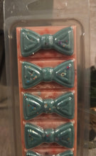 Load image into Gallery viewer, Festive Getaway Scented Wax Melt - Bow Clamshell