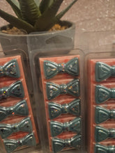 Load image into Gallery viewer, Festive Getaway Scented Wax Melt - Bow Clamshell