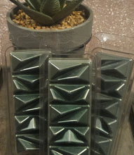 Load image into Gallery viewer, Winter Berries Scented Wax Melt - Geode Clamshell