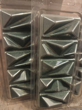 Load image into Gallery viewer, Winter Berries Scented Wax Melt - Geode Clamshell