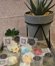 Load image into Gallery viewer, Handmade Christmas Cracker with Wax Melt Samples or Snapbar