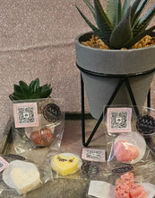 Load image into Gallery viewer, Handmade Christmas Cracker with Wax Melt Samples or Snapbar