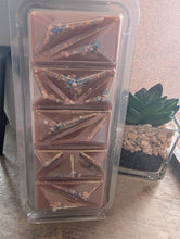 Load image into Gallery viewer, Oud Wood Scented Wax Melts -Geode Clamshell