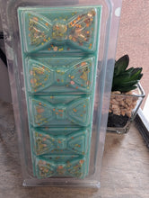 Load image into Gallery viewer, Sandlewood & Eucalyptus Scented Wax Melts -bow Clamshell