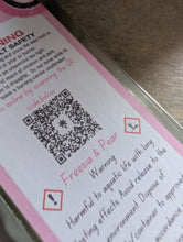 Load image into Gallery viewer, pear & freesia Scented Wax Melts - 5 cell Clamshell