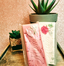 Load image into Gallery viewer, Mum in a Million Soy Wax Melt Snap Bar – Handmade Gift for Mum