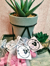 Load image into Gallery viewer, soy wax melt wedding favor in organza bag with personalized tag - favor idea, wedding gift for guests, wedding favor ideas