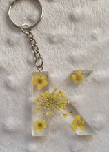 Load image into Gallery viewer, Resin letter keyring with flowers