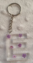 Load image into Gallery viewer, Resin letter keyring with flowers