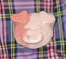 Load image into Gallery viewer, Pig bath bomb - vanilla cupcake image 0
