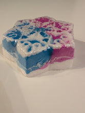 Load image into Gallery viewer, Snowflake Bath Bomb | 200g Winter Bath Fizzy | Snow Scent | Christmas Gift image 1
