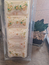 Load image into Gallery viewer, Daisy Scented Wax Melts - bow Clamshell
