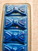Load image into Gallery viewer, blue raspberry slush - wax melt bow clamshell
