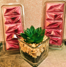 Load image into Gallery viewer, Rose scented soy wax melt geo clamshell
