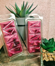 Load image into Gallery viewer, Rose scented soy wax melt geo clamshell
