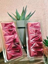 Load image into Gallery viewer, Rose scented soy wax melt geo clamshell
