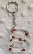 Load image into Gallery viewer, Resin letter keyring with flowers
