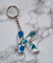 Load image into Gallery viewer, Resin letter keyring with flowers
